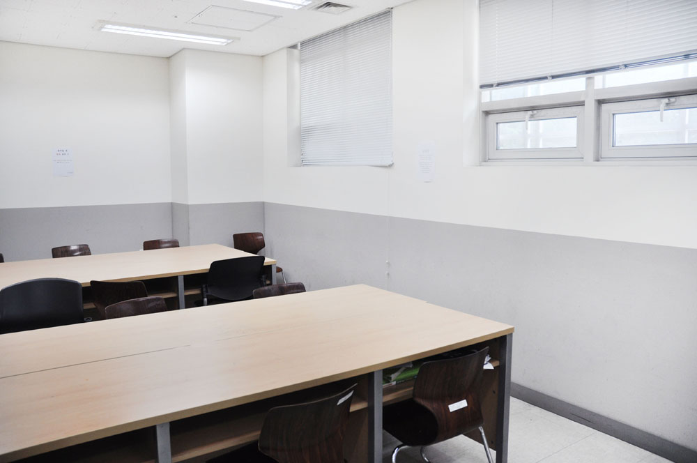 Individual study desks in the Sunglim Hall reading room